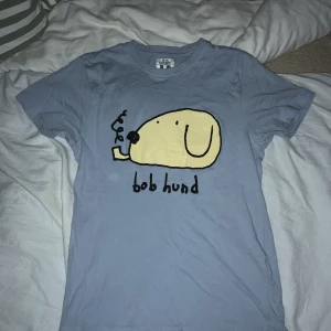Bob hund t-shirt. 💘 - Jätte cool Bob hund t-shirt från hemsidan. Använd ett fåtal gånger men nästan som ny. Hör av dig vid intresse ❤️.