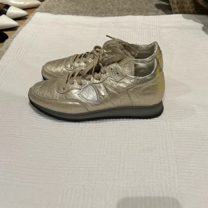 Philippe model skor - Philippe model skor i guld. Nyskick men ingen lapp på. Jättefina men kommer inte till användning hos mig, så hoppas dom kan göra det hos någon annan! Inga skavanker på och funkar bäst på höst/vintern då dom har en varm insida.