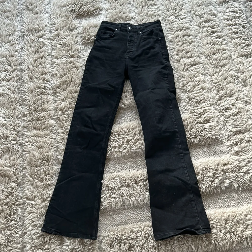 svarta Bootcut jeans från bikbok. Aldrig använda! Jag är 175cm och dom är bra längd på mig 🙃midjemåttet är 27 och längden är 32, skulle säga att det är storlek s. Farkut & Housut.