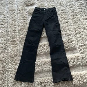 Bootcut jeans - svarta Bootcut jeans från bikbok. Aldrig använda! Jag är 175cm och dom är bra längd på mig 🙃midjemåttet är 27 och längden är 32, skulle säga att det är storlek s