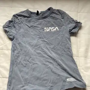 Detta är en blå grå Nasa t-shirt! Väldigt bra skick.