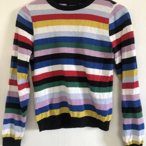 Randig tröja  - Söt färgglad tröja från Monki. Lite glittrig i vissa ränder.