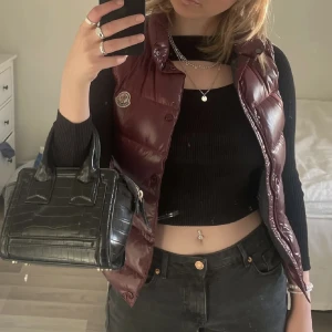 Moncler väst  - Perfekt till våren/ nu när hösten börjar och i en sällsynt färg!