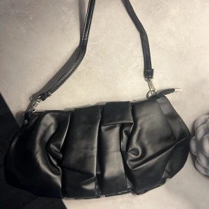 Väska - Liten axelväska💓💓 Som ny!!