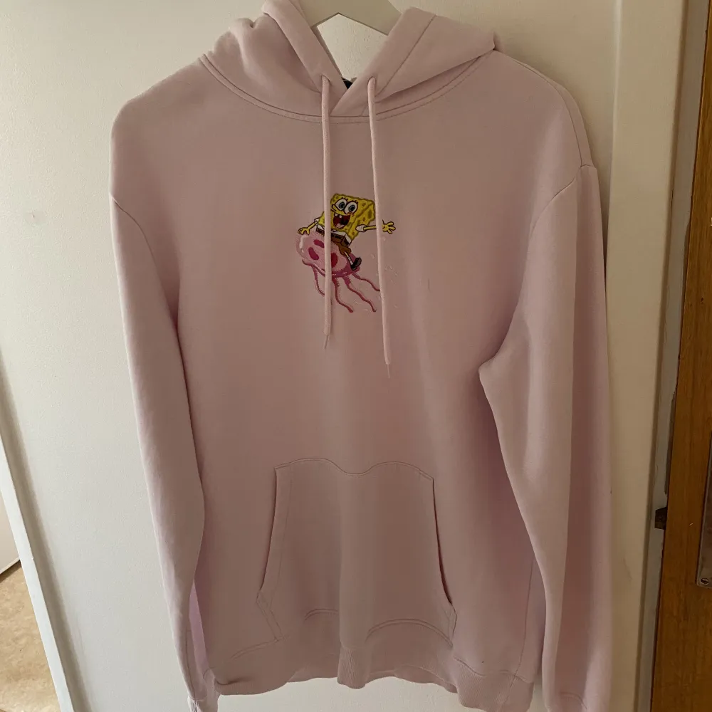 Svampbob hoodie från herr avdelningen ,använd fåtal gånger🩷. Hoodies.