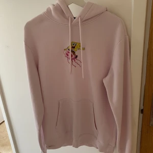 Hoodie - Svampbob hoodie från herr avdelningen ,använd fåtal gånger🩷