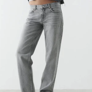 Gina tricot jeans - Säljer dessa snygga lågmidjade raka jeans från GinaTricot då dom inte kommit till användning. Är i storlek 36 och i petite modellen. Endast använda en gång💗 kom privat för egna bilder, nypris 499kr