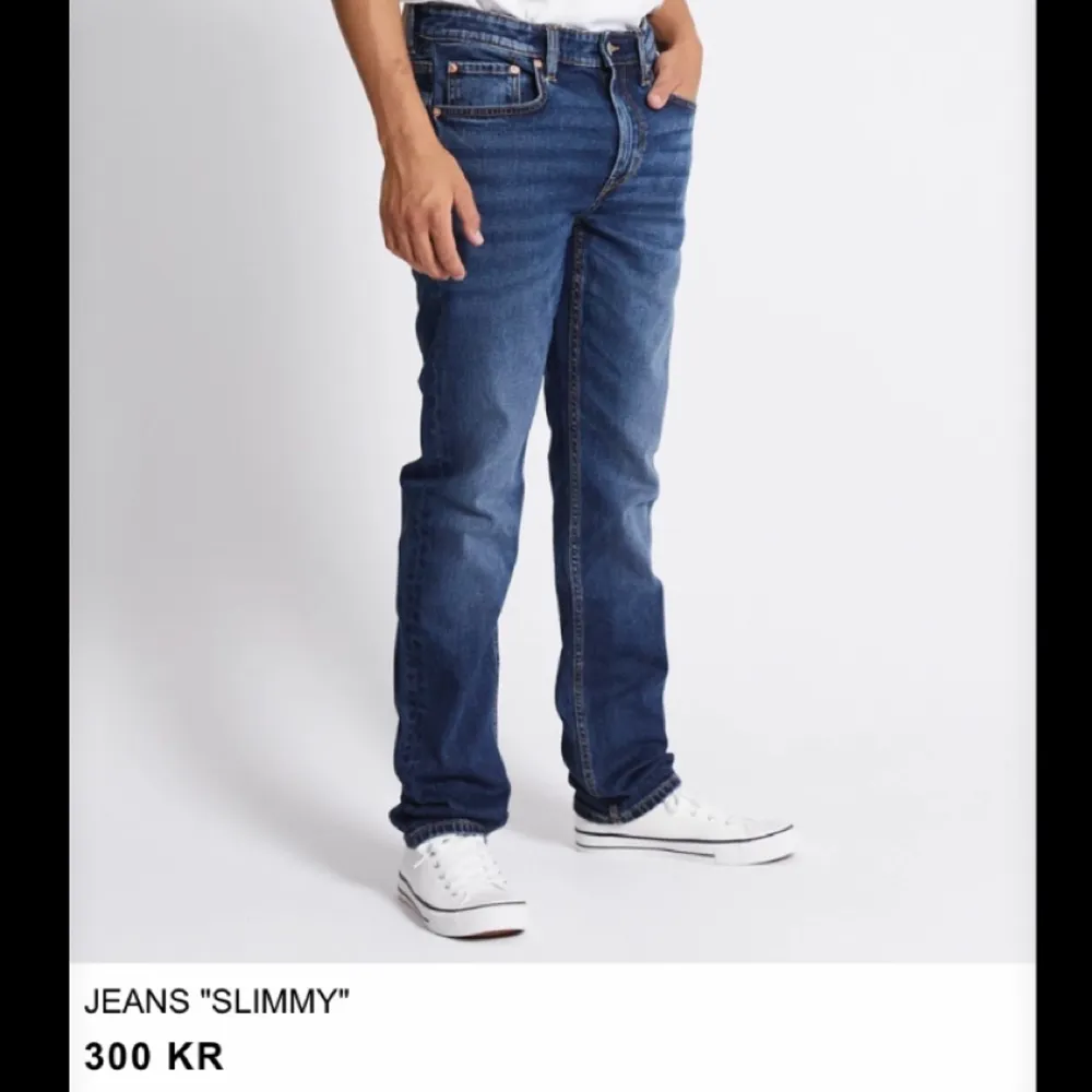 Ett par snygga jeans för män från lager 157. Kunde ej hitta exakt samma bild där de e samma färg men modellen ser likadan ut. Skicket är ganska bra då jeansen bara används 2 gånger. . Jeans & Byxor.