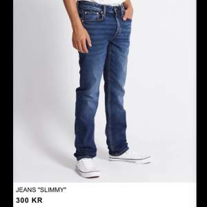 Ett par snygga jeans för män från lager 157. Kunde ej hitta exakt samma bild där de e samma färg men modellen ser likadan ut. Skicket är ganska bra då jeansen bara används 2 gånger. 