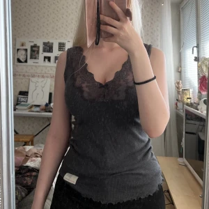 Linne - Supersött grått linne med spets och rosett upptill från Odd Molly i strl 0 (XS-S)!💓