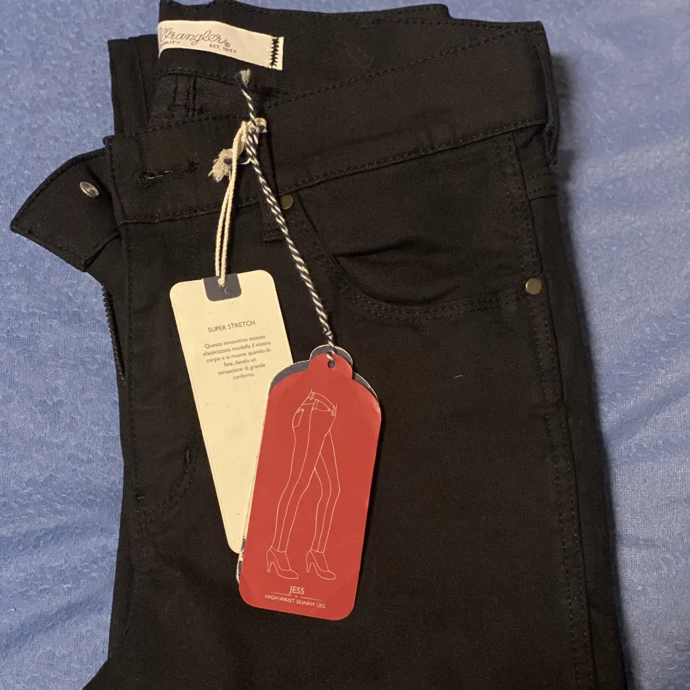 Helt ny jeans med prislappen kvar. Storlek W28/L34. . Jeans & Byxor.