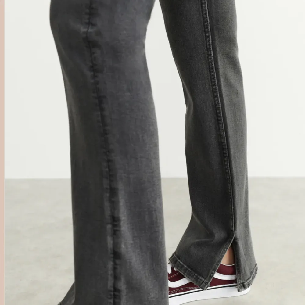 As snygga bootcut jeans från Gina som är slutsålda i alla storlekar! Köpt från Gina Young i storlek 158/164! Kontakta mig vid frågor och bilder💕💕💕. Jeans & Byxor.