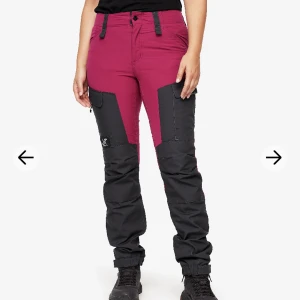 Revolutionrace byxor - RVRC GP Pants Dam Pink. Knappt använda friluftsbyxor, rosa svarta. Använd fåtal gånger.🌟🌟🌟 Skriv för egna bilder!💗