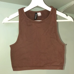 Brun ribbad träningstopp - Träningstopp från hm som är ribbad och väldigt stretchig