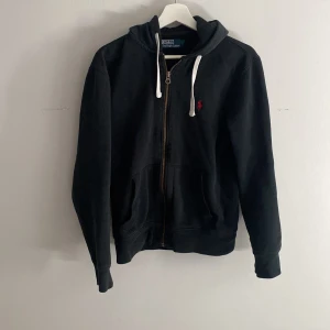 Ralph lauren hoodie  - Ralph lauren hoodie i storlek S, är lite sliten vid ärmen men inget man tänker på