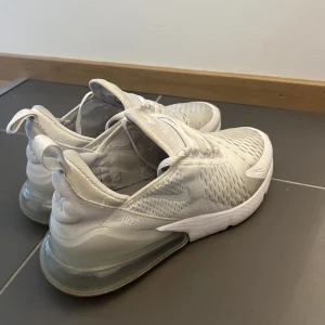 Sneakers Nike 270 - Använda Nike airmax 270 i storlek 38. 