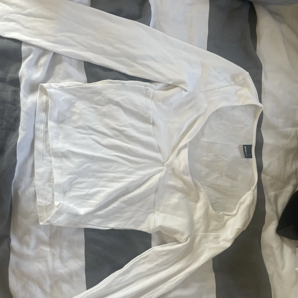Denna vita tröja har blivit för liten vid bysten, den är jätte fin, använd ngn enstaka gång, skön att ha på sig. 💗. Tröjor & Koftor.