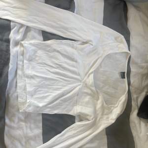 Denna vita tröja har blivit för liten vid bysten, den är jätte fin, använd ngn enstaka gång, skön att ha på sig. 💗