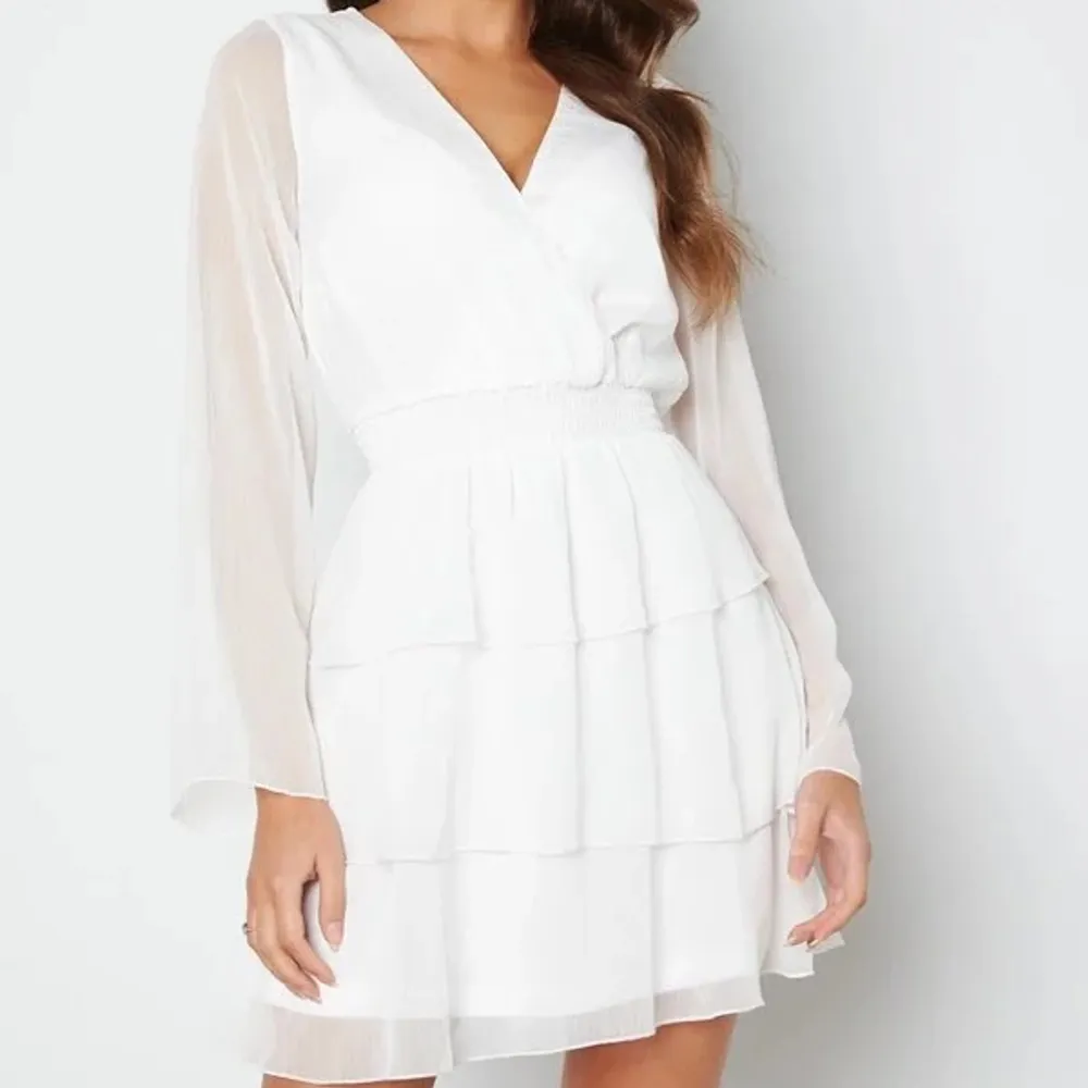 En jättefin vit klänning som bara är använd 1 gång.☺️ storlek 40 men passar 38. Klänningar.