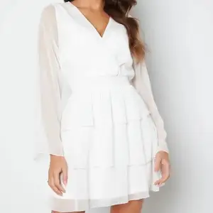 En jättefin vit klänning som bara är använd 1 gång.☺️ storlek 40 men passar 38