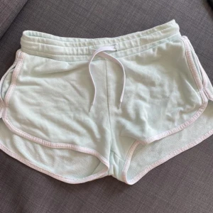 Två par shorts  - Ett par gröna 146/152 och ett par i stl 152. Ska orka bild. De är från Intersport och HM. 