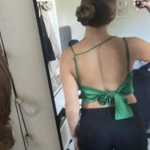 Topp  - Säljer denna snygga festtopp från Gina tricot då den tyvärr inte kommer till användning längre. Endast använd en gång💗