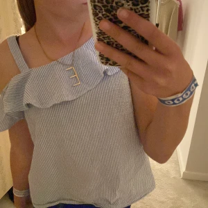 Volang topp - Säljer denna gulliga topp från H&M, den är använd så är ganska skrynklig men det går att stryka! Det går även att ta bort bandet vid axeln, kom privat för funderingar❣️