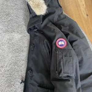 Canada goose montebello parka - Canada goose montabello parka, storlek M Köpt från johnells 2020, inte så sliten men behövs nog kemtvättas då den inte använts på länge.
