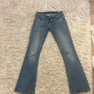 Lågmidjade jeans  - Säljer mina perfekta lågmidjade basic jeans som är perfekta nu till hösten eftersom dom blivit försmå, hyfsat stretchigt material och super snygg passform Kom privat för frågor💕