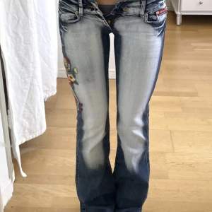 Säljer mina favorit jeans från crazyage, säljer pågrund av att de inte är min stil längre. Jag är 162 och de är lite långa, köpte för 500kr vetej ord pris, köpta på plick för en månad sen, inga fläckar bara lite trasiga vid hälen, kontakta innan köp nu!🏹💗