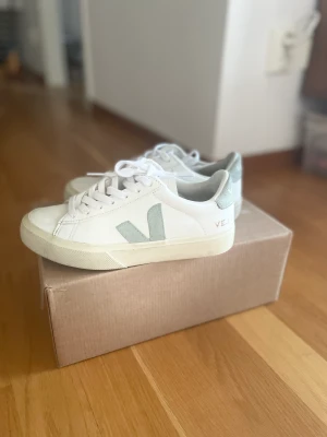 Veja campo skor - Säljer nu mina veja skor för att de inte har kommit till användning. Använda en gång, i nyskick! 
