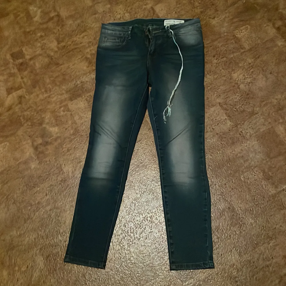 Snygga låga jeans. Please jeans, circle of trust. Midja 28 och längd 32, motsvarar stl.S. Snygga slitningar. Använda ett fåtal gånger.. Jeans & Byxor.
