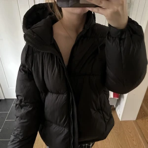 Jacka - Säljer min jacka från hm💗Detta är den varmaste och skönaste jackan jag ägt. Säljer den då jag vill ha något nytt till vintern! 