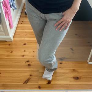 Low rise jeans. Väldigt bekväma o snygga. Går att sy om så att den passar. (Jag är 171cm)