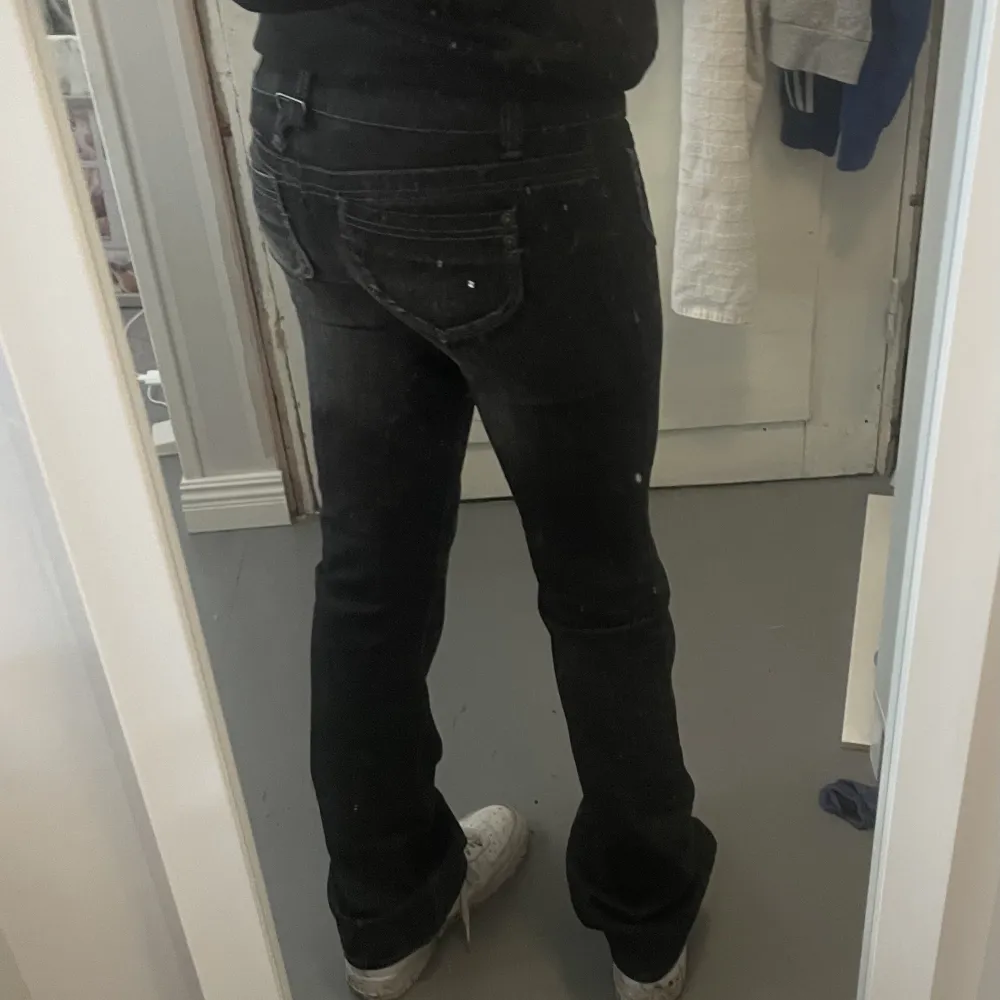 Säljer ett par superfina lågmidjade bootcut jeans från only. Superfint skick! Hade prislappen kvar när jag köpte de så de är i nyskick💓. Jeans & Byxor.