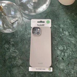 Mobilskal  - Detta är ett super fint mibilskal från holdit🩷 Det är oanvänt då jag köpte fel model för min mobil. Skalet är i stoleken 14/13 för iPhone🩷Skalet är i färgen Taupe och är köpt för 200kr🩷Säljer detta skal för 80kr🩷🥰