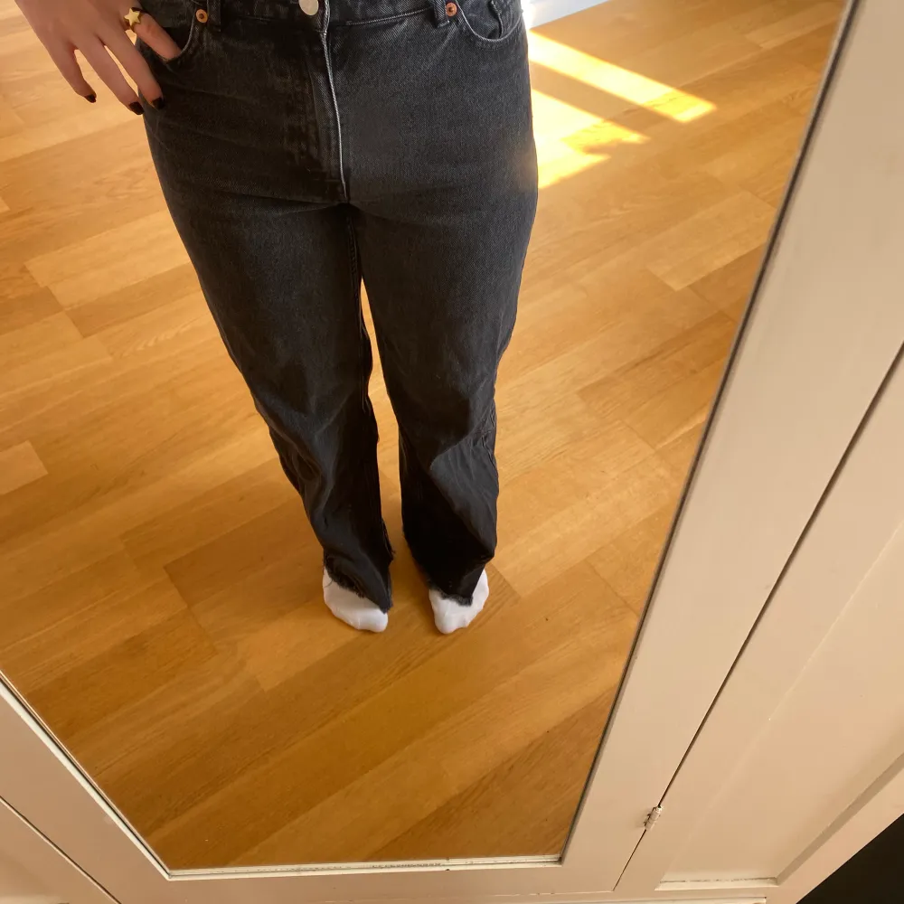 Svarta jeans använda men i bra skick. Sitter som ett par 36☺️. Jeans & Byxor.