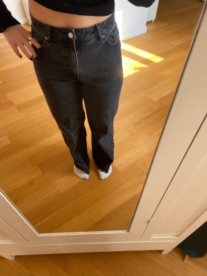  Jeans  - Svarta jeans använda men i bra skick. Sitter som ett par 36☺️