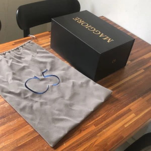 Helt ny Maggiore C5 Keps - Säljer nu min C5 keps. Kepsen har knappt andvänds   och den är i nyskick. Kepsen kan hämtas i Nacka eller så betalar köparen frakt. Nypris 800kr. Box och påse ingår såklart, se bild.