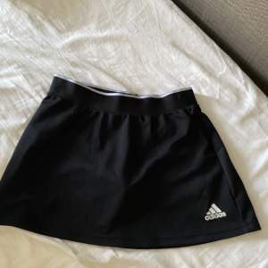 Kort tenniskjol med shorts inuti, köpt i spanien förra året för 950 kronor :)