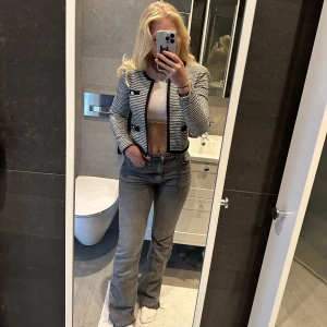 Jacka/kofta - Snygg kofta/jacka från märket Stockholm. Svart/vit randig med guldiga knappar. Säljer pga för liten.