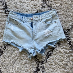 Jeansshorts  - Ett par jeansshorts från hm!💞💞