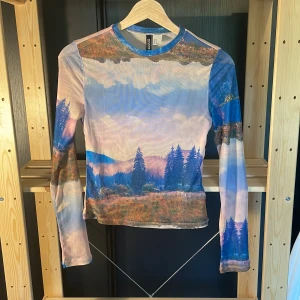 Tunn topp med mönster  - Super cool topp i shere material