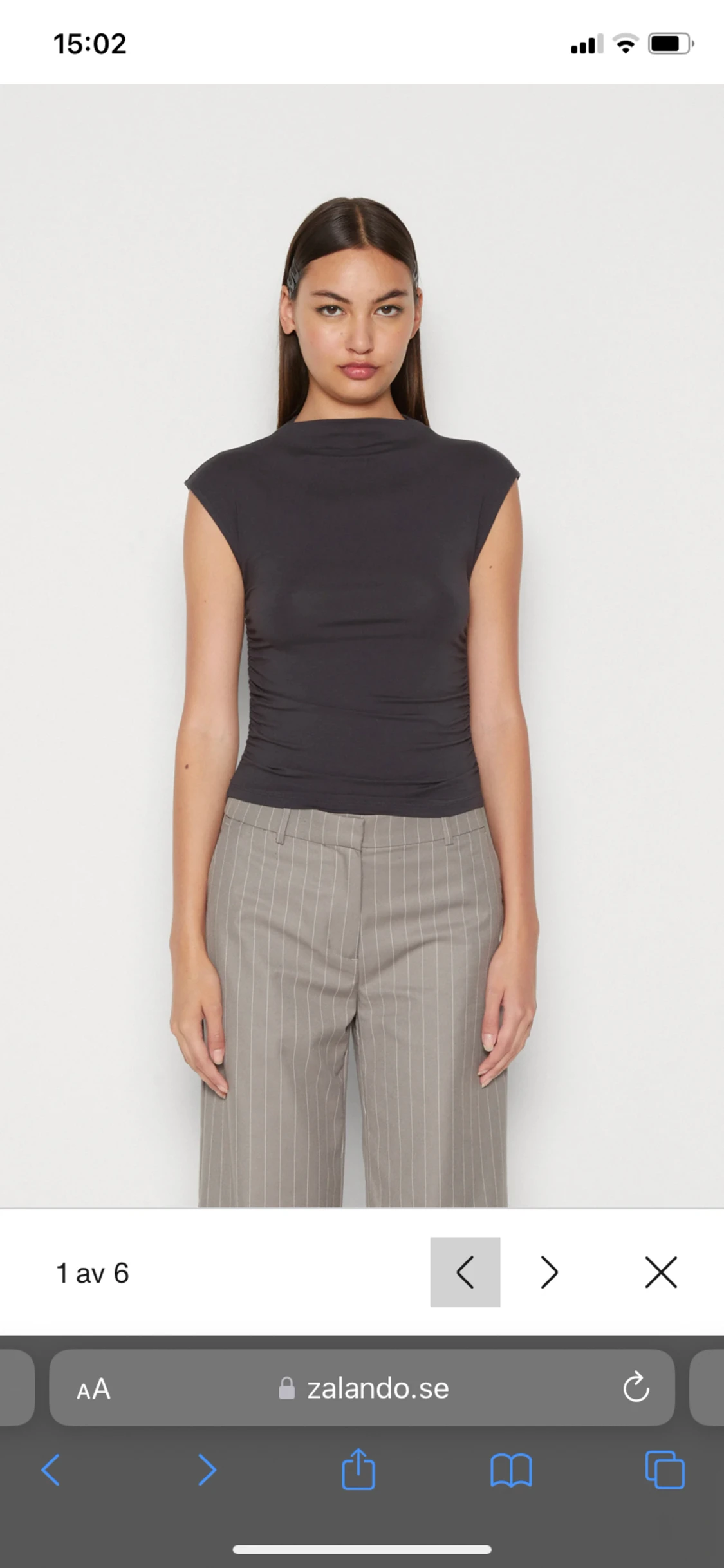 Svart Funnel neck top från Gina 