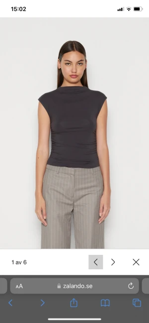 Svart Funnel neck top från Gina  - Helt ny och inte använd endast testat. Har prislapp och kvitta kvar men öppet köp gäller ej längre så säljer den här 💕 tveka inte på att ställa frågor. Storlek M men passar även S beroende på hur man vill den ska sitta💕