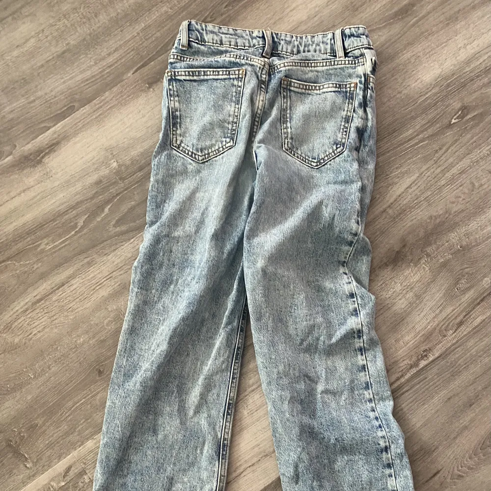 Jeans köpta och sparsamt använda från Lindex  Kan skickas mot att köparen betalar fraktkostnaden . Jeans & Byxor.