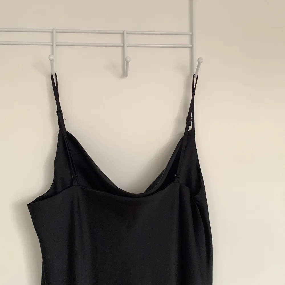 En svart ”silkes” klänning från Cubus, använd en gång därav att jag säljer den:) strl 36 men passar även 38 . Klänningar.