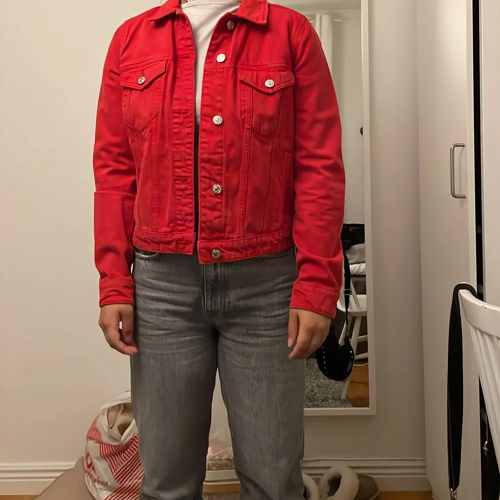 Den röd jeans jacka från mango. Den är sann i storlek och när storlek s . Jackor.