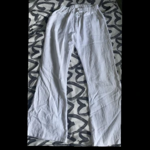 Linnebyxor  - Linnebyxor storlek S  Innebenslängd:70cm (Fejk snören) men ändå elastiskt snöre så dem passar i midjan Vet ej vart dem är ifrån men dem är oanvändna 