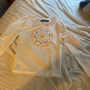 Tröja  - Säljer denna tröja helt oanvänd från Bikbok Storlek S